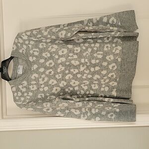 EUC Gray Leopard Old Navy sweater sz XL